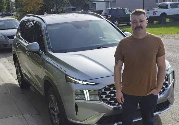 A Vida Auto customer with their new vehicle