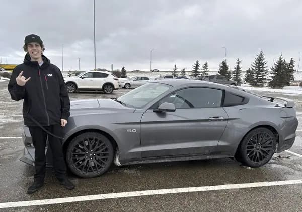 A Vida Auto customer with their new vehicle