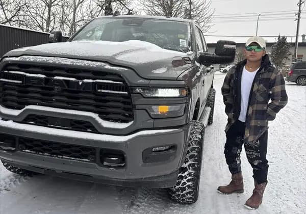 A Vida Auto customer with their new vehicle