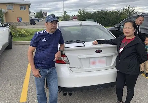 A Vida Auto customer with their new vehicle
