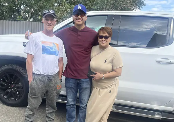 A Vida Auto customer with their new vehicle