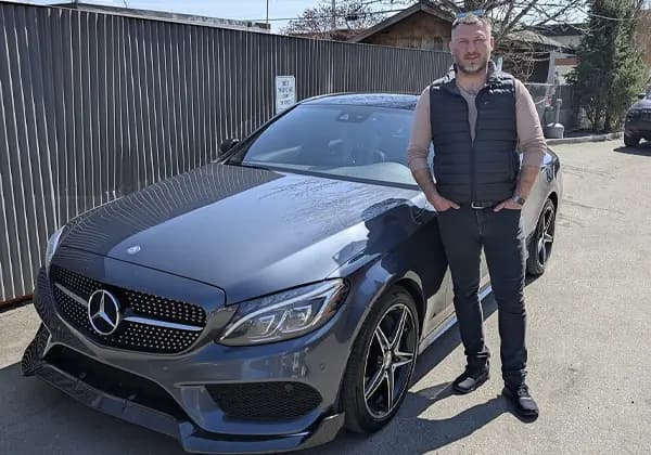 A Vida Auto customer with their new vehicle