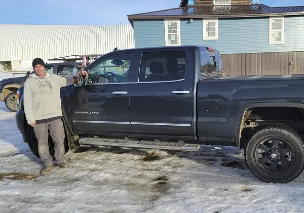 A Vida Auto customer with their new vehicle