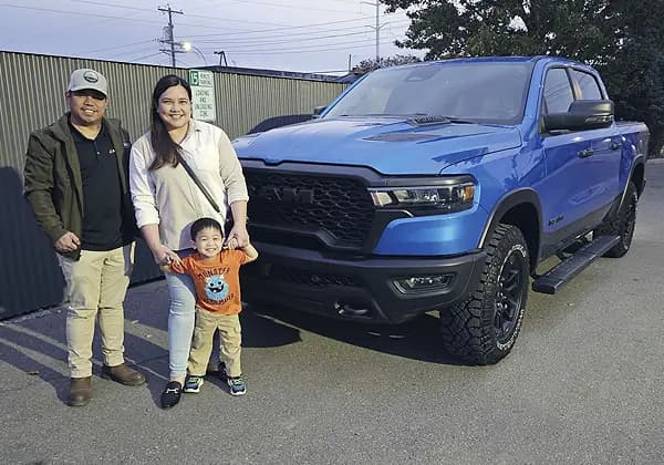 A Vida Auto customer with their new vehicle