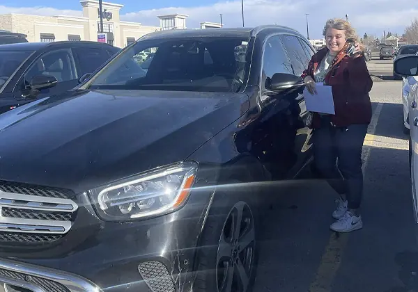 A Vida Auto customer with their new vehicle