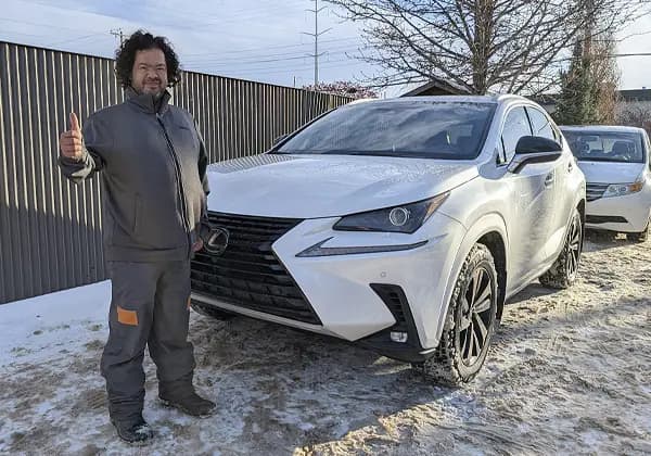 A Vida Auto customer with their new vehicle